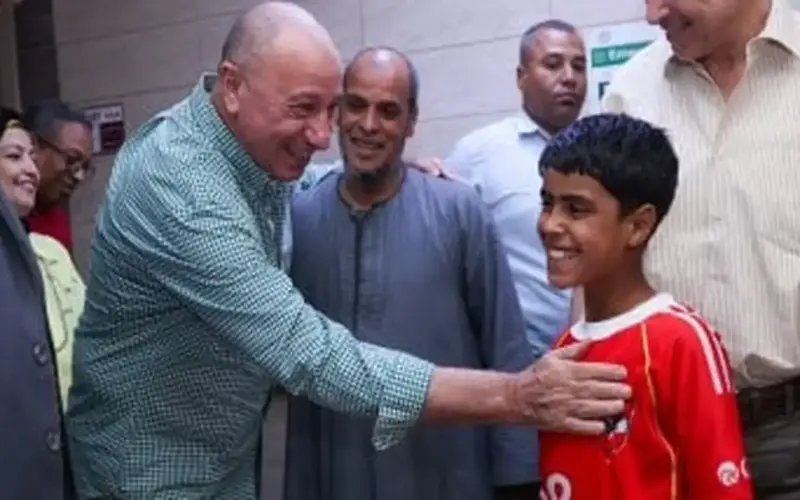 الخطيب يطمئن على تطورات الحالة الصحية لـ«مشجع الأهلي»